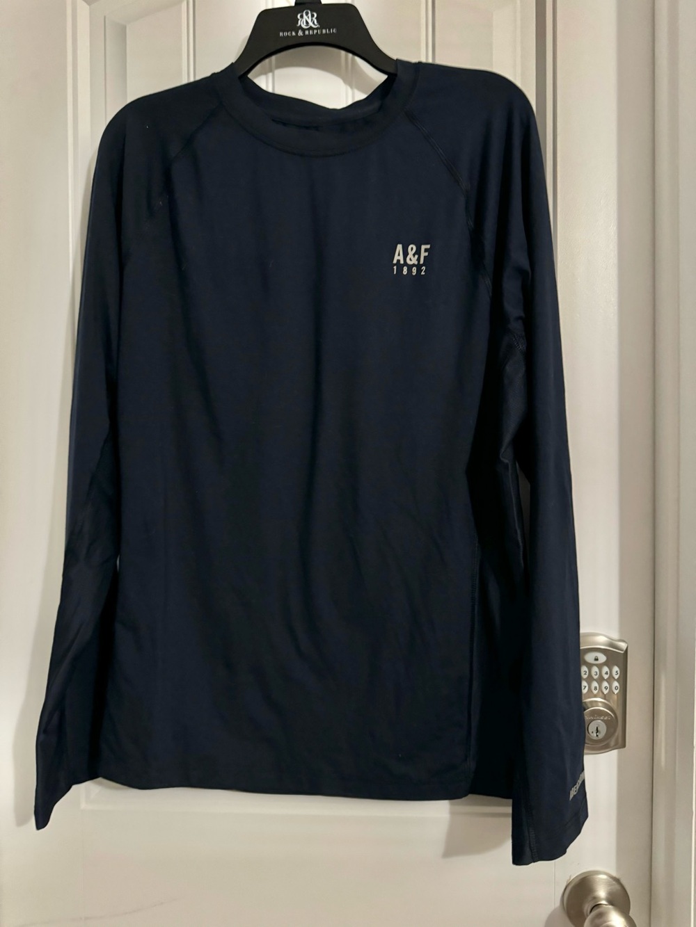 Great Abercrombie men's size XXL navy blue long sleeve pullover base layer shirt